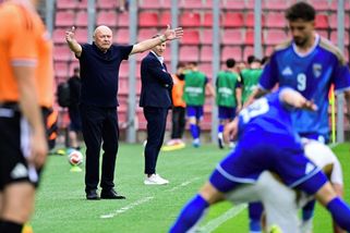 MS fotbal | Koubka vytočili kosovští chasníci a vtrhnul k lavičce soupeře: Bylo to na nože! - Sport.cz